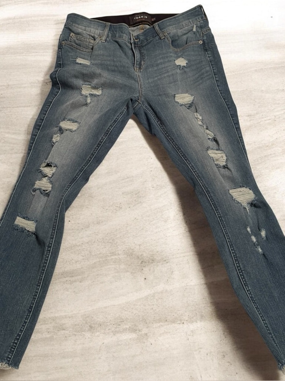 Distressed Women's Blue Jeans - torrid bombshell skinny 14s (in)